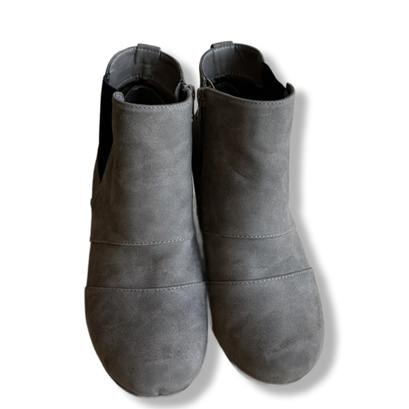 MADELINE Girl 2” Grey Ankle Wedges Sz 8 - Picture 2 of 10